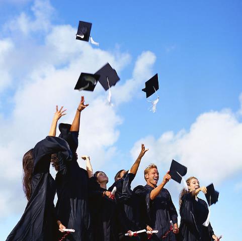 女学生|毕业后马上后悔，校门口尴尬地站着两名女学生，身旁行李很是亮眼