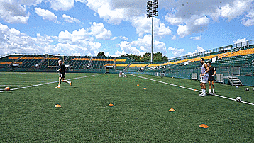 公安机关|职业球员提高紧张区域控球能力的团队训练