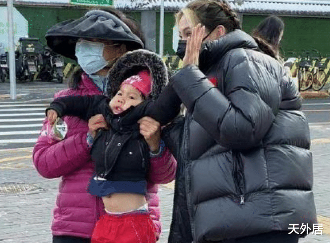 谷爱凌|谷爱凌麻花辫现身,零距离互动粉丝!街边弹钢琴,小朋友不愿合影