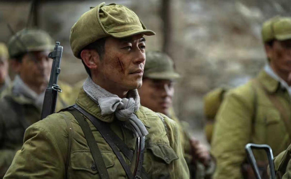 豌豆嘟嘟|《水门桥》揪心细节：伍万里戴雷公防风镜，梅生受伤，伍千里流泪