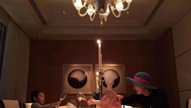 参观邓超现实的豪宅，家里大门是全铜设计的，装修太奢华了