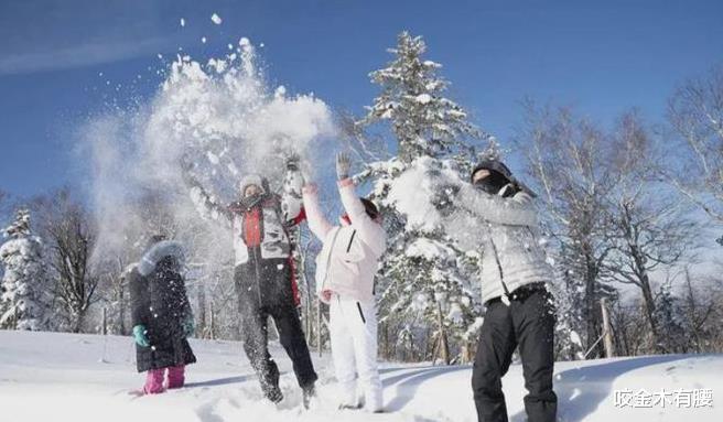 张艺谋|移民风波后，张艺谋一家五口现身户外玩雪，雪地打滚比孩子还开心
