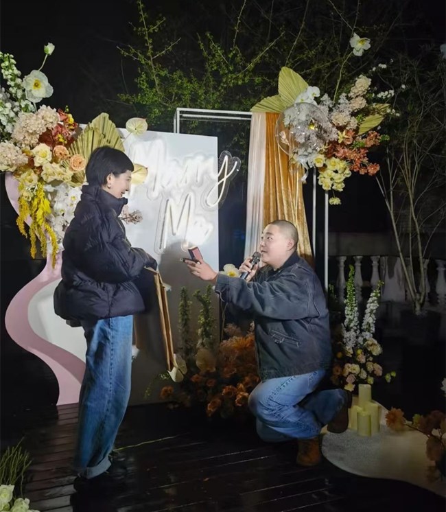 郝劭文|郝劭文向女友跪地求婚，女方身材娇小是圈外人！恋爱细节曝光好甜