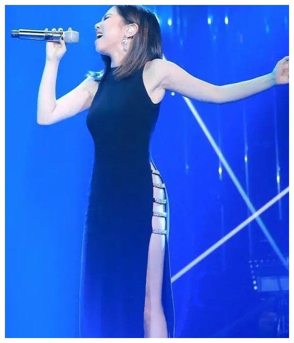 邓紫棋 邓紫棋为证明自己腿瘦,直接把旗袍开叉到腰间,网友:这胯是被天使吻过吗?