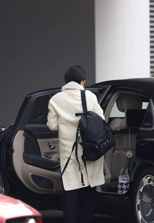 孙俪|孙俪拿下高奢后就大变！坐300万豪车出门高调炫富，穿简约装不低调