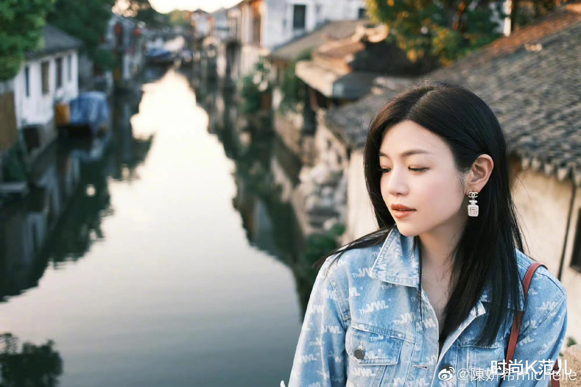 短发 陈妍希终于换发型,蓝色挑染短发配星星眼妆,个性又时髦!