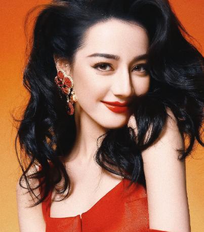 肖战|肖战新路透！与男演员姿态亲密，走路弯腰驼背、脖子前倾引担忧