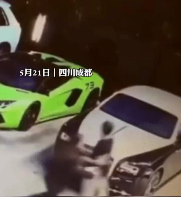 男子醉酒踹车发泄,醒酒后发现多了几个脚印,路人:150万准备好