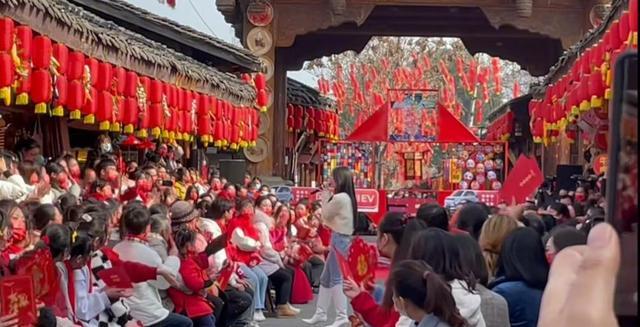 单依纯|单依纯被央视选中，到四川阆中演出，大冬天露出肚脐，打扮很养眼