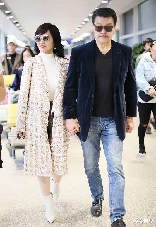 关悦|赵雅芝儿子长得真像她！一家三口走机场，儿子高调秀肌肉却像小孩