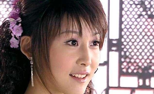 贾青|“豪门路人”贾青,每段恋情都爱得卑微,被王思聪手撕,事业停摆