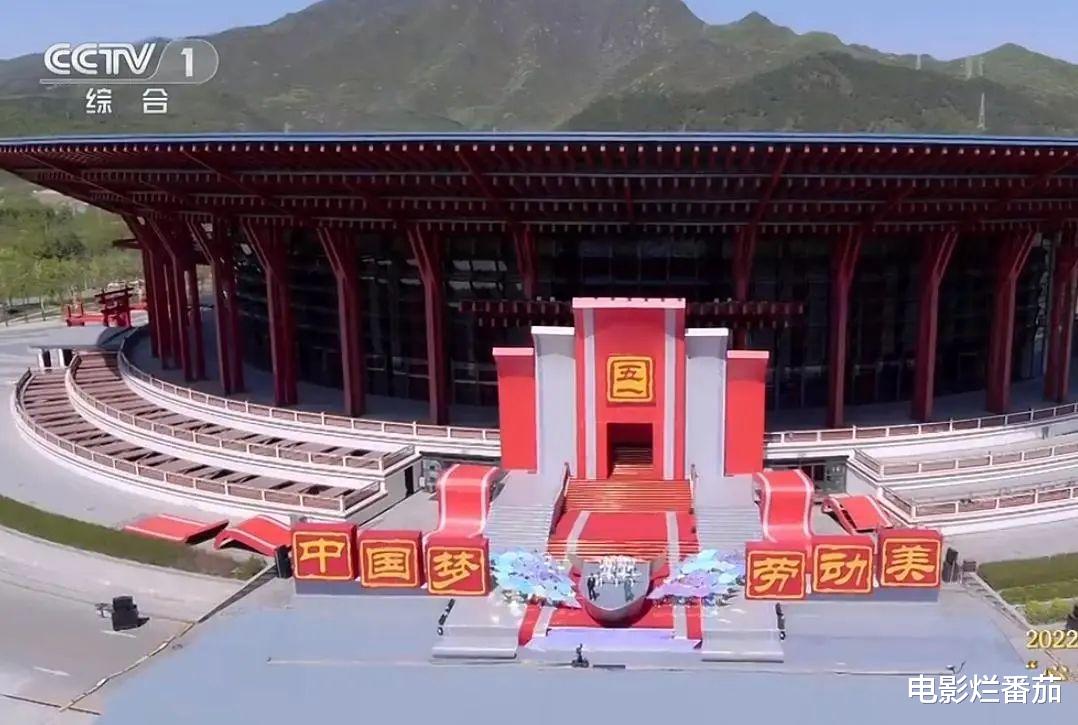 朱迅|五一晚会，宋祖儿白得耀眼，万茜包臀裙抢镜，朱迅穿旧衣风采不减