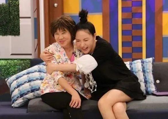 利菁|59岁的利菁，怎么把45岁的许育仁吃劳的？