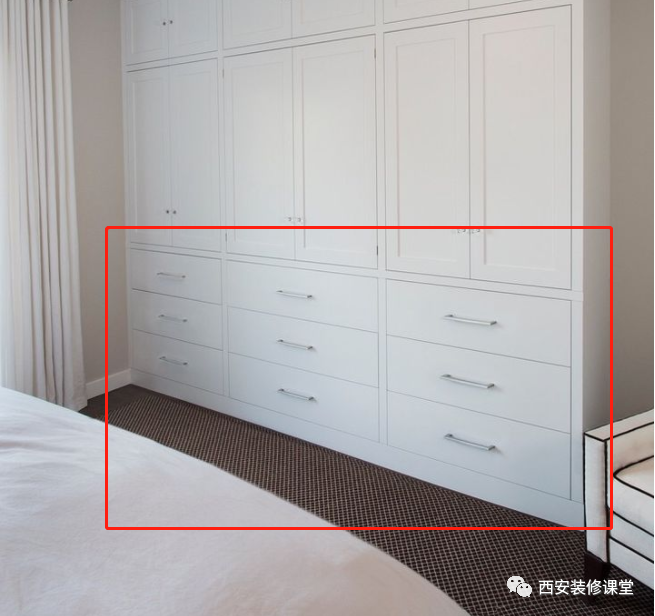 知道衣服是要挂的,衣柜格局就好做了