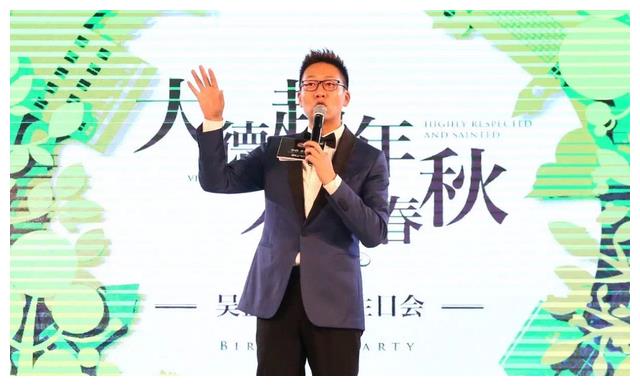 林海|51岁林海:曾是央视著名主持,为正义怒摔耳机,二婚何婕获幸福