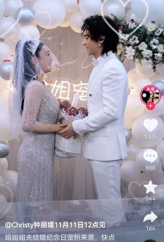 钟丽缇|钟丽缇张伦硕直播带货惹争议,表情浮夸大声叫卖,被吐槽不要颜面