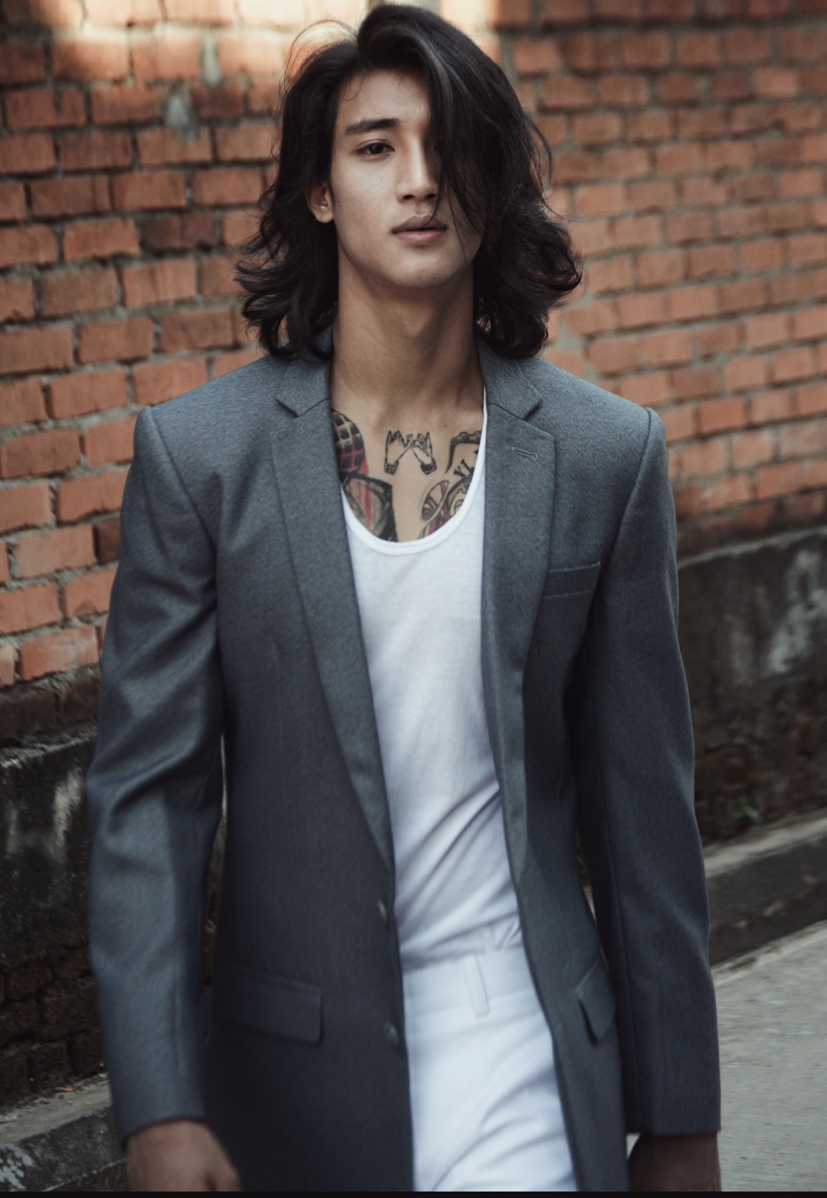 发型 轻松驾驭各种发型！「缅甸水行侠」曝光最新造型，剃光头也帅