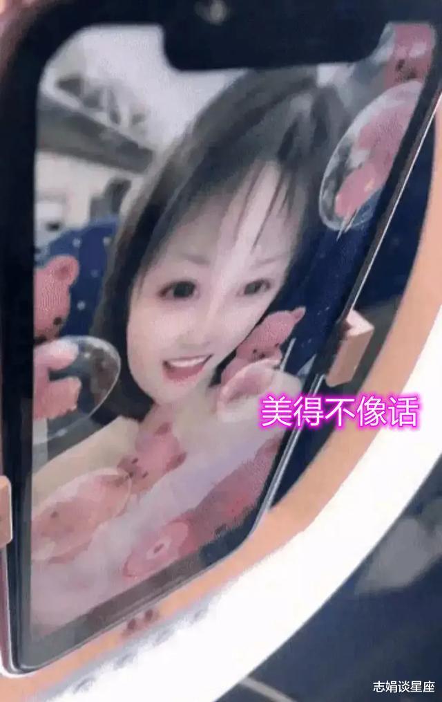 网红大妈高铁上直播,在视频里美得不像话,同座位阿姨一脸嫌弃