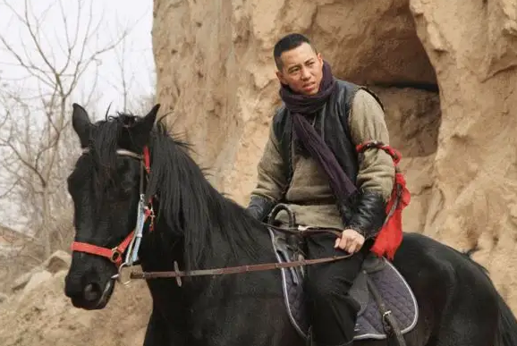 阿斯茹|演员阿斯茹: 怀孕后男友瘫痪, 不离不弃照顾他8年, 未办婚礼成遗憾