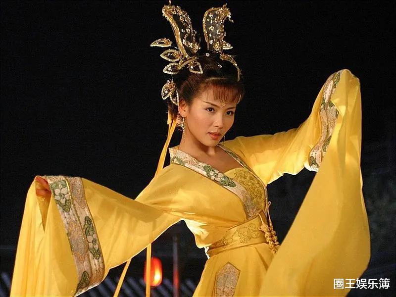 于正|别流行于正寡淡风了!这部剧服道化五彩缤纷,丫鬟造型都精致多变