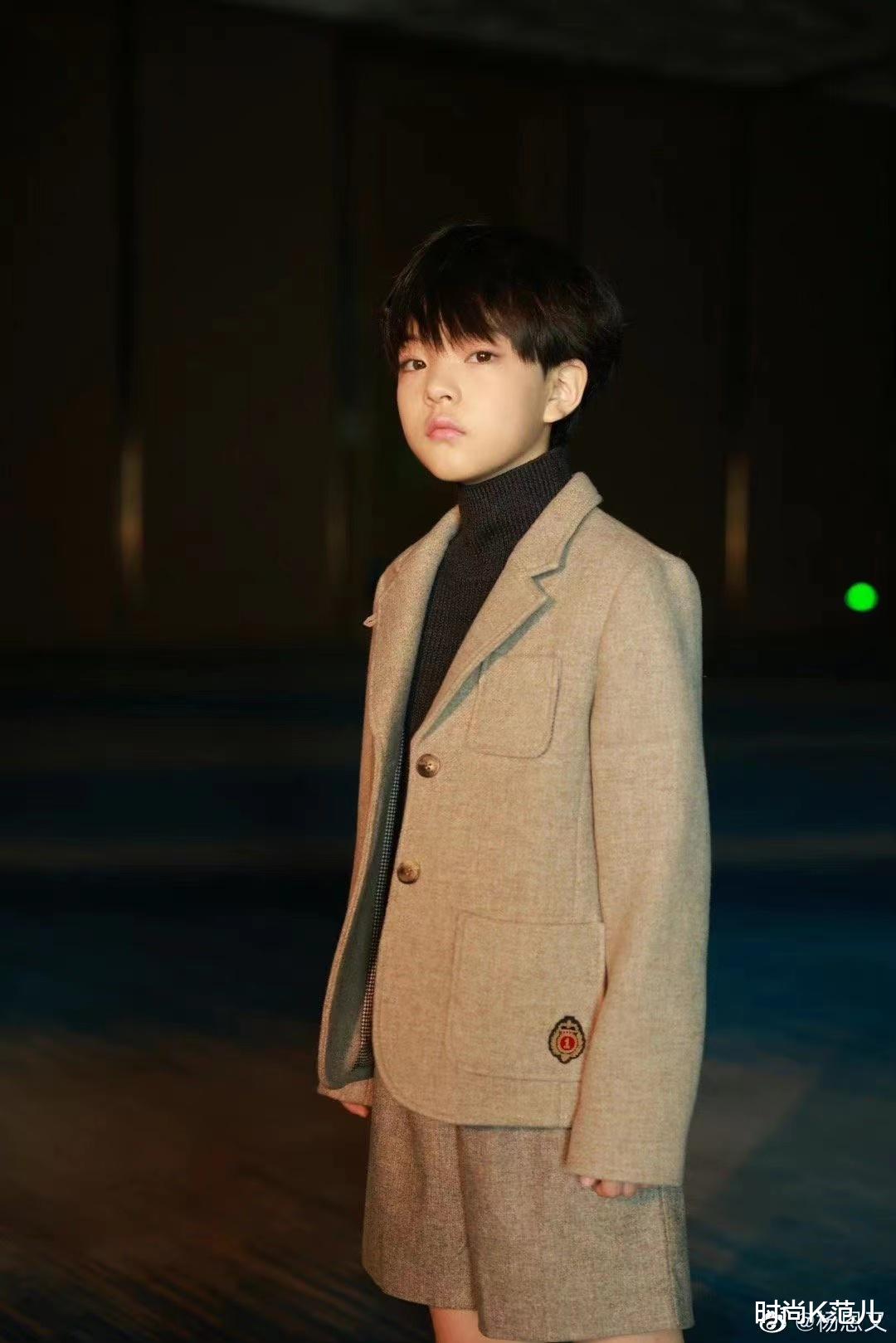 高马尾 9岁的杨恩又好圈粉,短呢套装搭配马丁靴,剪短发后又帅又可爱