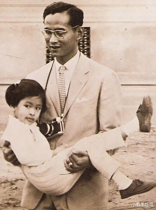 普密蓬|泰王的三妹:下嫁帅保镖被抛弃,两个女儿五官漂亮,体重200斤