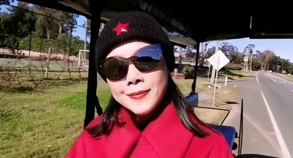 田震|歌手田震在澳洲庄园度假!打扮艳丽赶马车出行,面色红润气色好