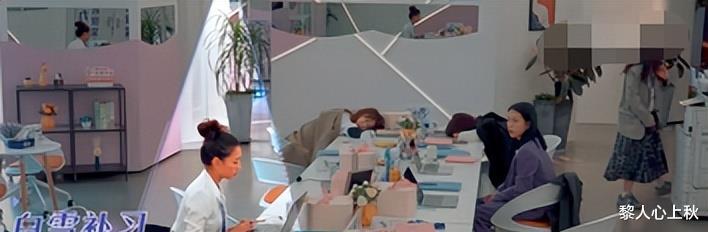 |刚被夸成女性楷模，她就飞速翻车了？