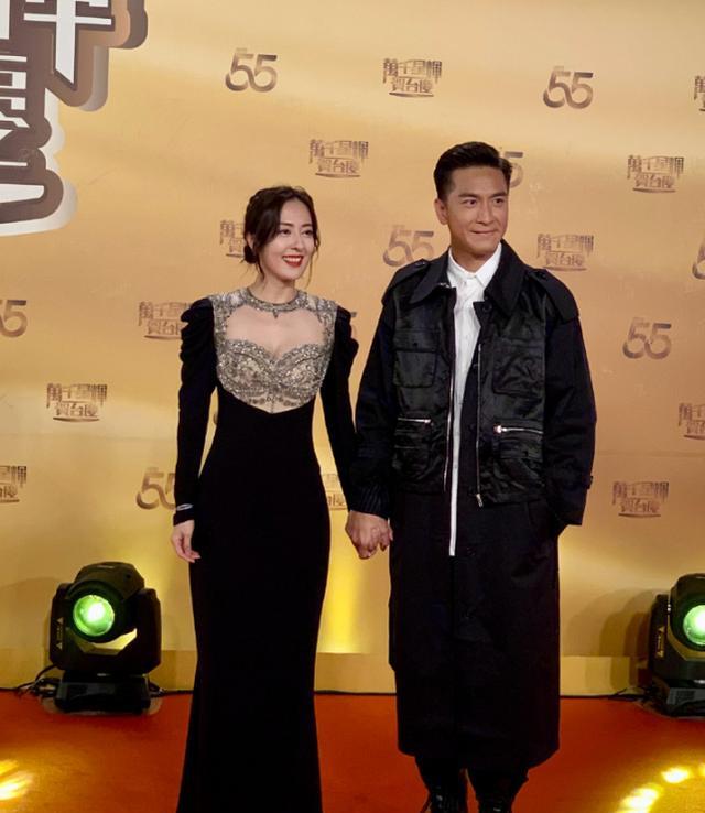 台庆|TVB台庆红毯：王浩信跟绯闻对象蔡思贝同框，唐诗咏大秀好身材