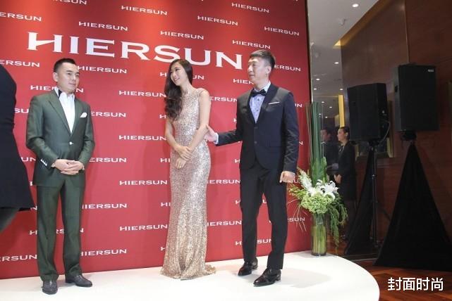 穿衣搭配|孙红雷妻子身材真抢眼,177cm穿裙装好高挑,素雅打扮文艺耐看