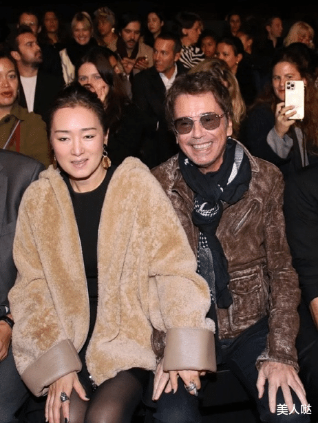 |巩俐夫妇罕合体，穿皮草配裙装优雅又贵气，74岁老公帅气不输男明星