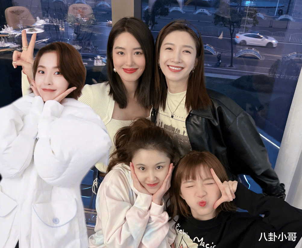 江疏影|江疏影发文告别《欢乐颂3》，晒出剧组片场照片，新五美令人期待