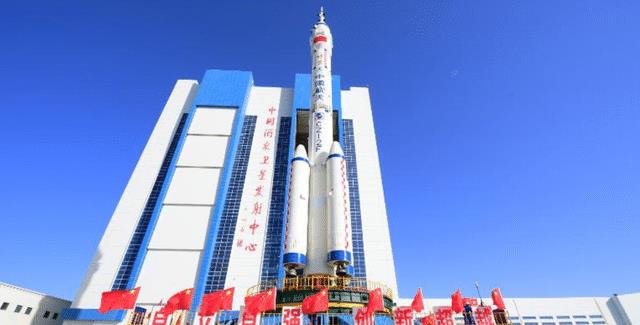 技术“落后”?美国早不提了,为何神舟十四号航天员还手提箱子?