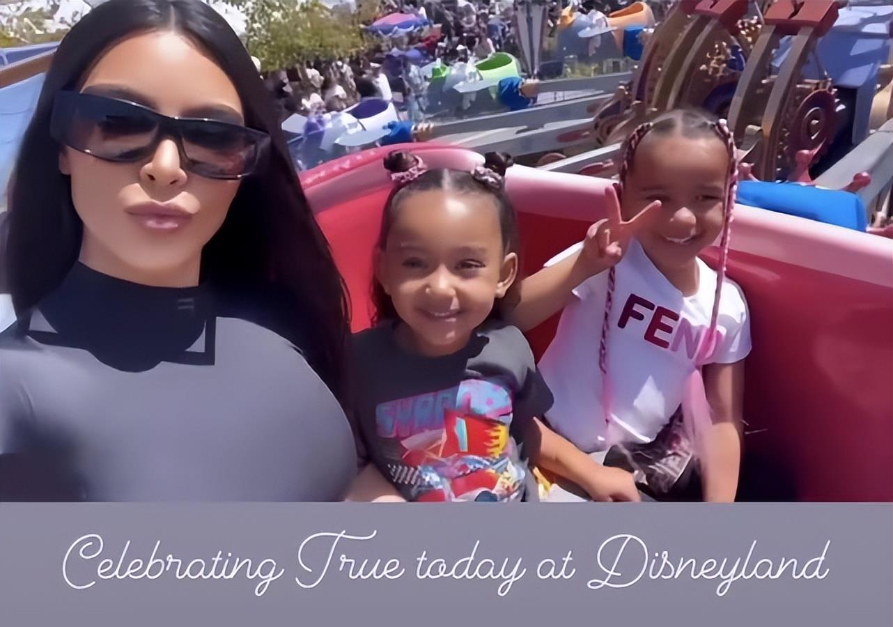 金·卡戴珊|金·卡戴珊姐妹带娃在迪士尼插队霸座，引发众怒，跟戴妃差距大