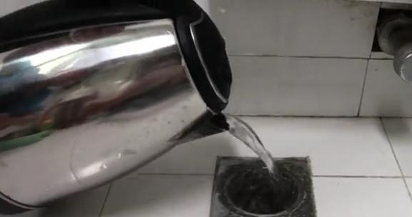 就因为家中出现这种虫子,他的眼球被摘除。快看看你家有没有