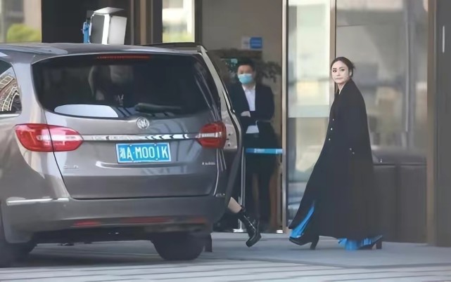 阿娇|阿娇参加节目打扮真随意！穿长款大衣太压个子，同框阿Sa像助理