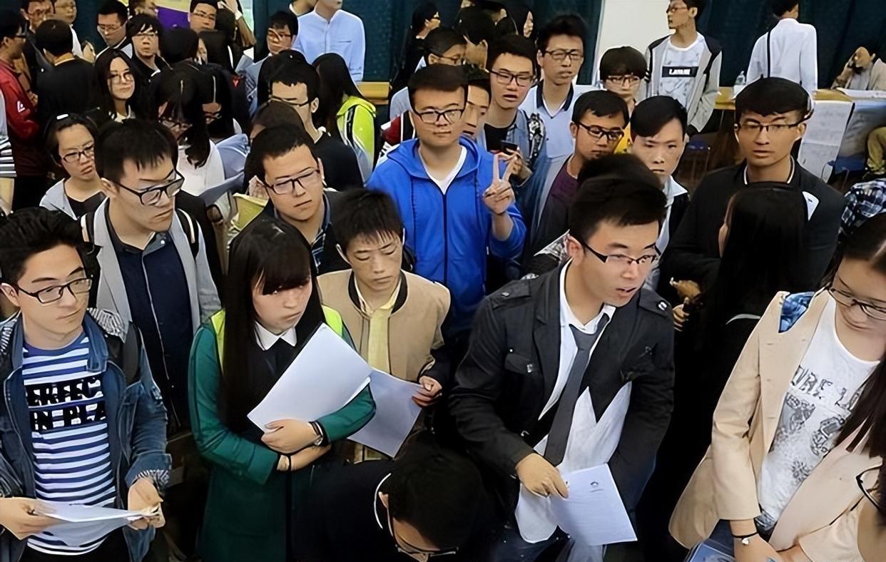 袁姗姗|这不是恶心人吗?某企业招聘宁要大专不要民办本科,里面有套路