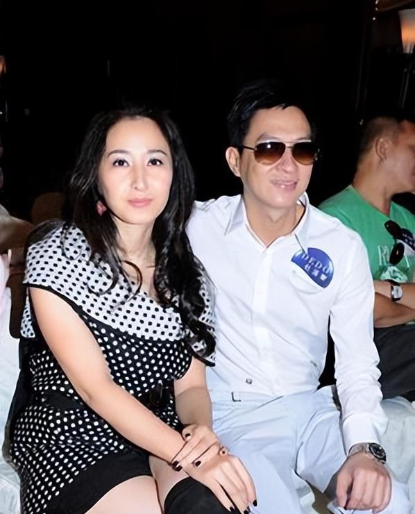 张家辉|张家辉大3岁老婆真幸福，身材不年轻脸不少女，但被宠的像女孩