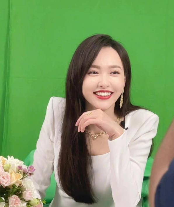 唐嫣|唐嫣复工心情好，晒自拍兑现承诺，直播状态脸部被指不自然