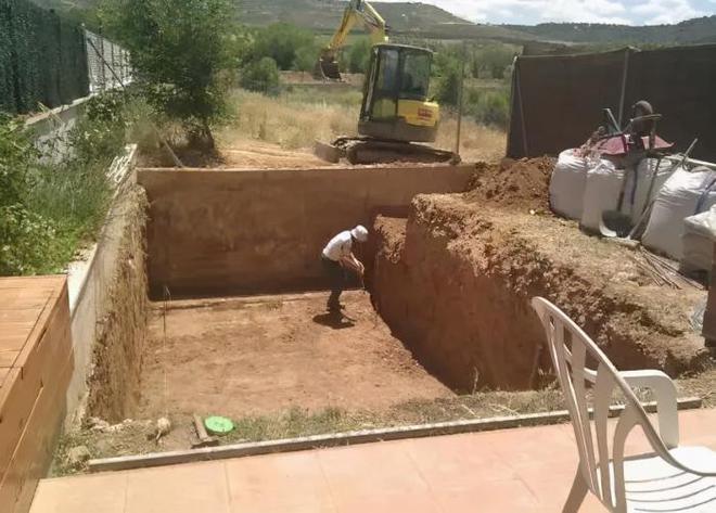 老爸闲不住,好好的院子非要现浇个泳池,没想到邻居纷纷夸赞!