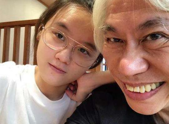 李坤城|爷孙恋女方疑怀孕，李坤城走路靠拐杖，林父爆料最初目标是姐姐