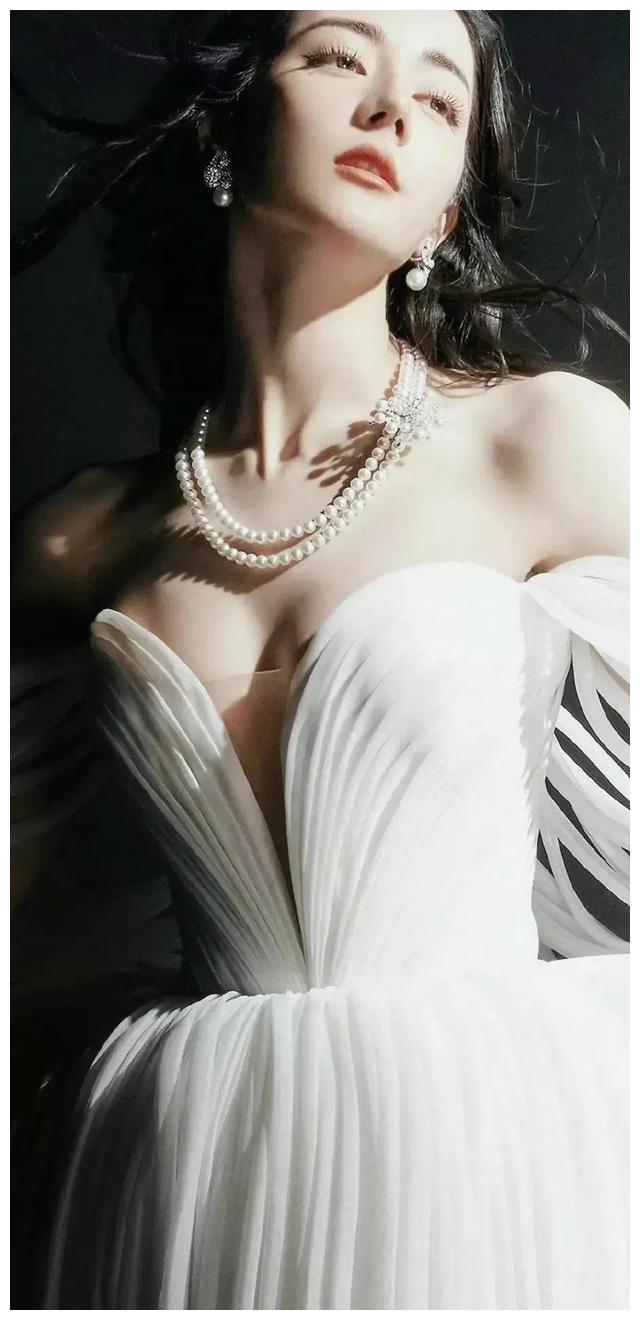 迪丽热巴|迪丽热巴为《费加罗》杂志拍摄封面照,白与黑意境独特