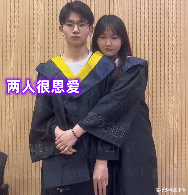 被迫营业?男子和女朋友拍“情侣照”一脸不情愿,像是被绑来的