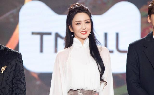 雷佳音|雷佳音曾说:我妈妈身高很矮,她从来不在公开场合露面怕给我丢脸