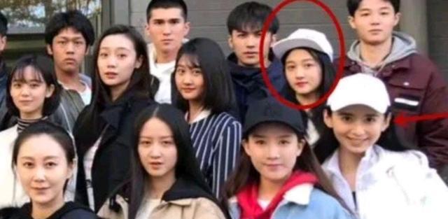 王俊凯|“明星学生”有多低调？王俊凯陈飞宇站边边，关晓彤无“格格味”