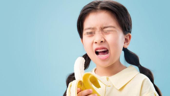 回顾小女孩吃香蕉被噎死，其父母向赠送香蕉邻居索赔73万，法院终于判了