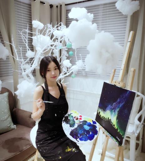 走进演员童飞的家,一家人挤在小房子里,生活过得不富裕却很温馨