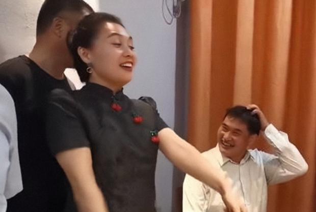 朱之文|大衣哥七夕约饭，袁庆穿旗袍精心打扮，扭腰摆臂让大衣哥直擦汗