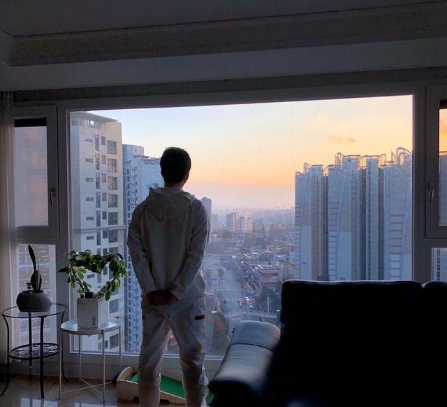 200大平层,得亏是顶楼,客餐厅装成暗黑系,显得又酷又高级!