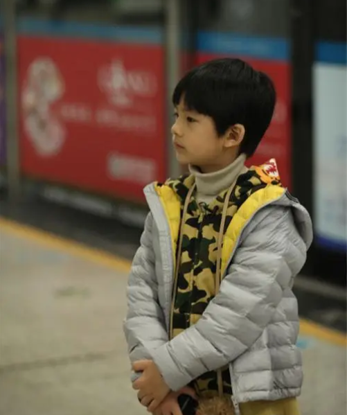 董洁|每天亲100次嘴,喊儿子爸爸,董洁对顶顶的母爱让人窒息